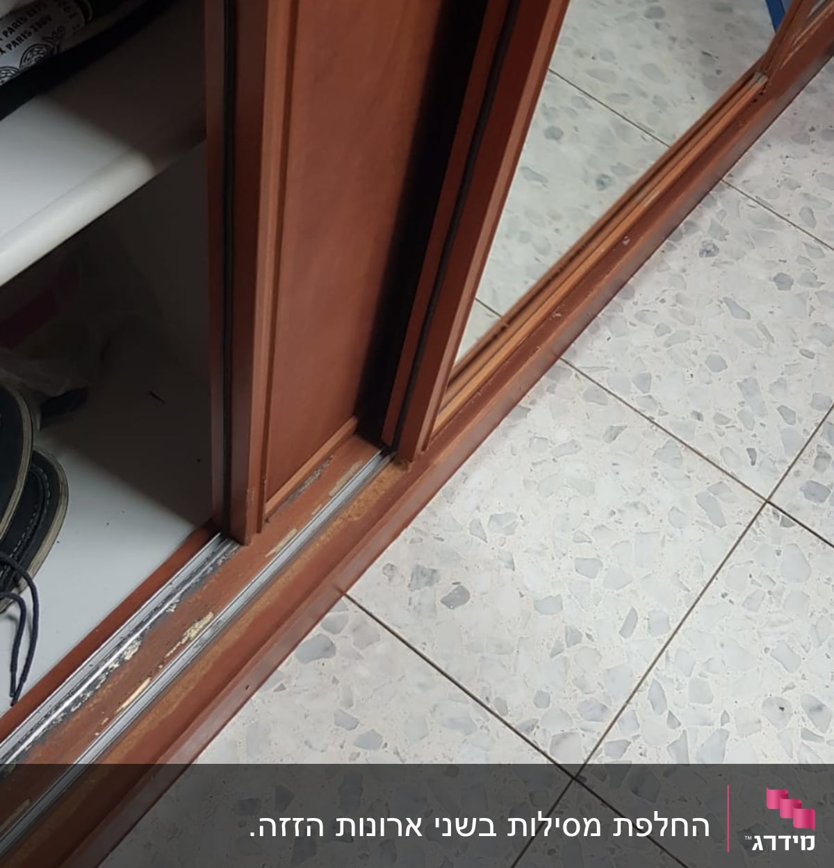 דלת עץ עם מסילה על רצפה מרוצפת